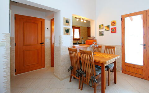 Monte Y Mar: Zimmer, Eigentum, Möbel, Gebäude, Esszimmer, Haus, Fussboden, Orange, Tabelle, Interior Design