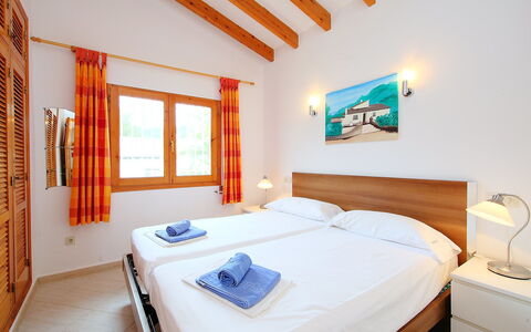 Monte Y Mar: Schlafzimmer, Zimmer, Bett, Möbel, Eigentum, Interior Design, Gebäude, Bettdecke, Decke, Bettrahmen