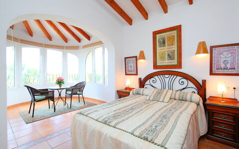Inma: Schlafzimmer, Zimmer, Möbel, Eigentum, Bett, Interior Design, Bettdecke, Gebäude, Bettrahmen, Decke