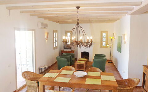 Eretat: Esszimmer, Zimmer, Möbel, Interior Design, Decke, Eigentum, Tabelle, Leuchter, Beleuchtung, Light Fixture