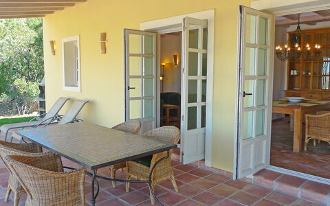 Eretat: Eigentum, Zimmer, Gebäude, Haus, Möbel, Grundeigentum, Zuhause, Veranda, Fussboden, Interior Design