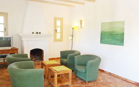 Eretat: Zimmer, Interior Design, Eigentum, Wohnzimmer, Möbel, Fussboden, Gebäude, Decke, Tabelle, Haus