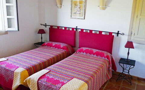 Eretat: Schlafzimmer, Bett, Bettdecke, Möbel, Zimmer, Bedding, Eigentum, Bettrahmen, Fussboden, Interior Design