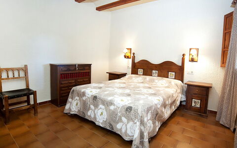 Els Pins: Schlafzimmer, Zimmer, Bett, Möbel, Eigentum, Bettdecke, Bettrahmen, Decke, Fussboden, Wand