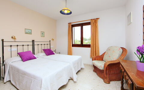 Marianne: Schlafzimmer, Zimmer, Möbel, Eigentum, Bett, Bettdecke, Interior Design, Bettrahmen, Gebäude, Fussboden