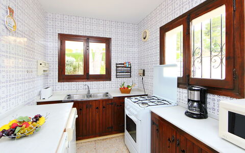 Marianne: Zimmer, Eigentum, Möbel, Countertop, Küche, Interior Design, Gebäude, Cabinetry, Gelb, Haus