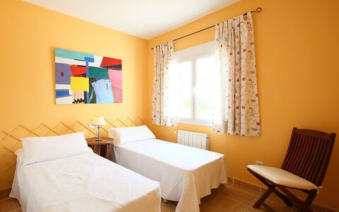 Azul: Zimmer, Möbel, Eigentum, Interior Design, Bett, Schlafzimmer, Wand, Gelb, Gebäude, Tabelle