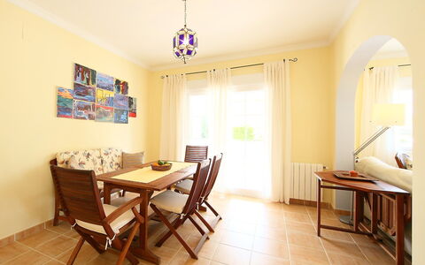 Azul: Zimmer, Eigentum, Möbel, Gebäude, Fussboden, Interior Design, Esszimmer, Grundeigentum, Gelb, Tabelle