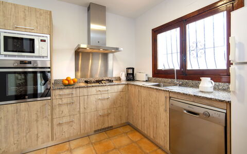 Bel: Cabinetry, Countertop, Eigentum, Spüle, Fenster, Küchengerät, Herd, Sinken, Küche, Gebäude
