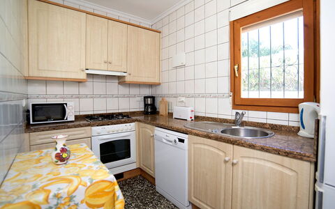 Lina: Countertop, Eigentum, Zimmer, Cabinetry, Möbel, Küche, Gelb, Interior Design, Gebäude, Fussboden