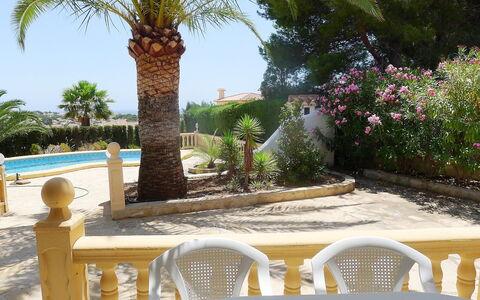 Lina: Eigentum, Gartenmöbel, Baum, Grundeigentum, Gebäude, Urlaub, Resort, Möbel, Terrasse, Tisch Im Freien