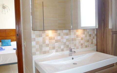 Avalon: Badezimmer, Zimmer, Eigentum, Fliese, Badewanne, Zapfhahn, Interior Design, Fussboden, Wand, Gebäude