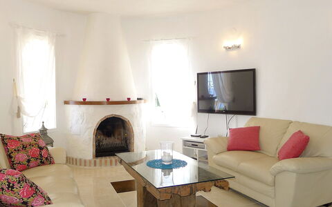 Avalon: Wohnzimmer, Zimmer, Möbel, Eigentum, Interior Design, Kaffetisch, Tabelle, Gebäude, Haus, Couch