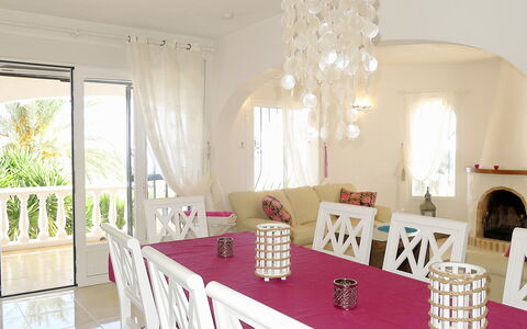 Avalon: Zimmer, Eigentum, Esszimmer, Möbel, Rosa, Interior Design, Tabelle, Decke, Zuhause, Gebäude