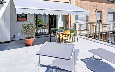 Piateda Terrace: Möbel, Tabelle, Stuhl, Gartenmöbel, Schatten, Markise, Tisch Im Freien, Restaurant, Balkon, Outdoor Struktur