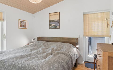 Aiko - 1.8Km from the Sea: Möbel, Bett, Schlafzimmer, Interior Design, Bedding, Bettdecke, Holz, Fussboden, Decke, Flooring