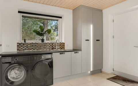 Muriel - 1.6Km from the Sea: Waschmaschine, Major Appliance, Interior Design, Wäschetrockner, Decke, Flooring, Haushaltsgerät, Wäschekammer, Küchengerät, Küche