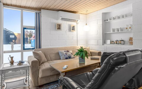 Allyson - from the Sea: Möbel, Interior Design, Couch, Flooring, Wand, Holz, Decke, Fussboden, Zimmer, Wohnzimmer