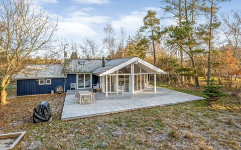 Åse - 1.3Km from the Sea: Möbel, Holz, Interior Design, Flooring, Fussboden, Stuhl, Zimmer, Decke, Wohnzimmer, Wohnung