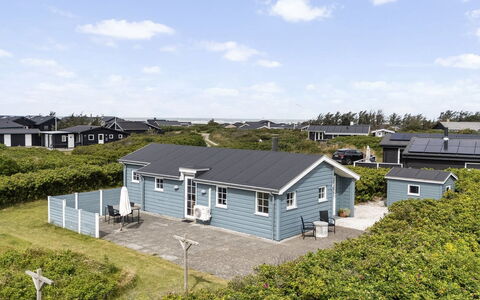 Gjuro - 400M from the Sea: Wohnung, Schatten, Balkon, Stuhl, Zaun, Gartenmöbel, Aluminium, Kunstrasen