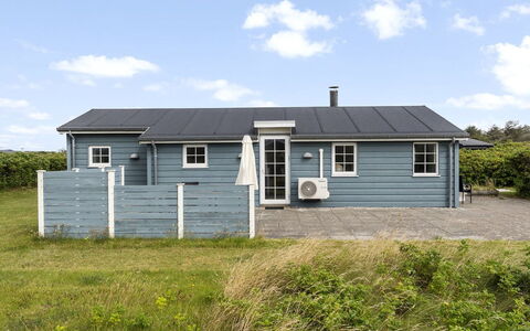 Gjuro - 400M from the Sea: Wohnung, Schatten, Balkon, Stuhl, Zaun, Gartenmöbel, Aluminium, Kunstrasen