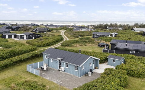 Gjuro - 400M from the Sea: Wohnung, Schatten, Balkon, Stuhl, Zaun, Gartenmöbel, Aluminium, Kunstrasen