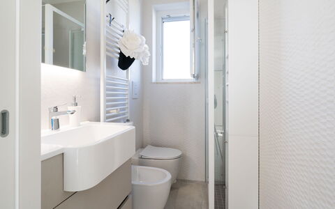 La Casa di Connie: Badezimmer, Armatur, Interior Design, Wand, Flooring, Fussboden, Toilette, Sinken, Bad Sink, Installation