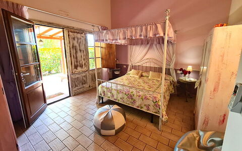 Suite Orchidea Seaside and Pool: Möbel, Interior Design, Tabelle, Linens, Flooring, Fussboden, Stuhl, Bett, Schlafzimmer, Zimmer