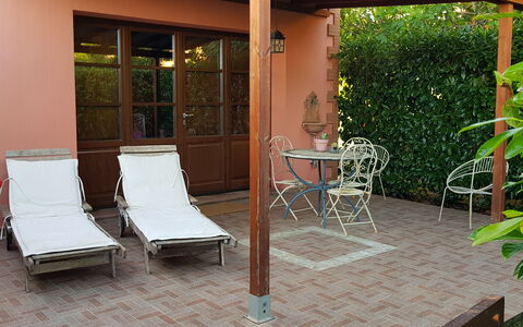 Suite Orchidea Seaside and Pool: Möbel, Gartenmöbel, Schatten, Stuhl, Holzbeize, Garten, Blumentopf, Hinterhof, Outdoor Struktur, Tisch Im Freien
