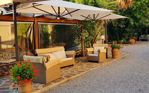Suite Orchidea Seaside and Pool: Möbel, Blumentopf, Gartenmöbel, Schatten, Regenschirm, Stuhl, Tisch Im Freien, Garten, Outdoor Struktur