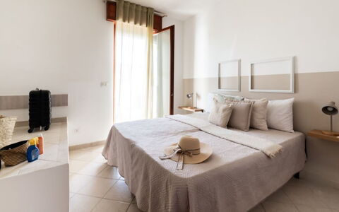 Villa Vitalis: Möbel, Interior Design, Wand, Schlafzimmer, Bett, Holz, Flooring, Fussboden, Textil, Zimmer