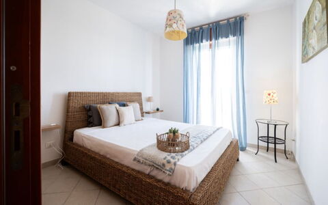 Villa Vitalis: Bett, Möbel, Bedding, Schlafzimmer, Interior Design, Bettdecke, Fussboden, Flooring, Holz, Linens