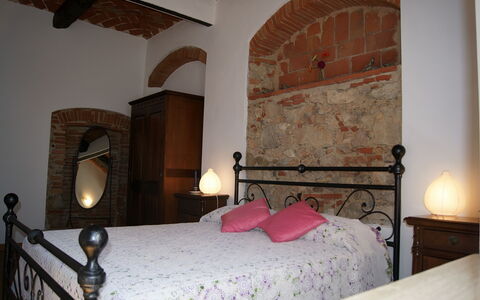 Appartamento Lavanda Seaside and Pool: Wand, Möbel, Schlafzimmer, Bett, Interior Design, Bettdecke, Bedding, Decke, Bettrahmen, Zimmer