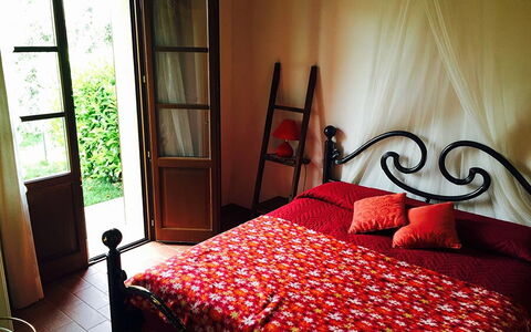 Appartamento Papavero Seaside and Pool: Bett, Schlafzimmer, Möbel, Bedding, Bettdecke, Holz, Linens, Interior Design, Textil, Fussboden