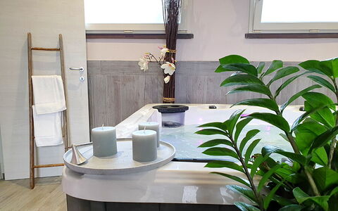Appartamento Papavero Seaside and Pool: Interior Design, Flooring, Fussboden, Armatur, Installation, Zimmerpflanze, Zapfhahn, Blumentopf, Badezimmer, Natürliches Material
