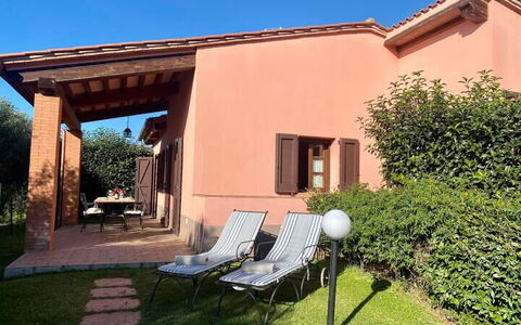 Appartamento Papavero Seaside and Pool: Zuhause, Haus, Wohngebiet, Dach, Tür, Schatten, Bauernhaus, Hütte, Garten, Gartenmöbel