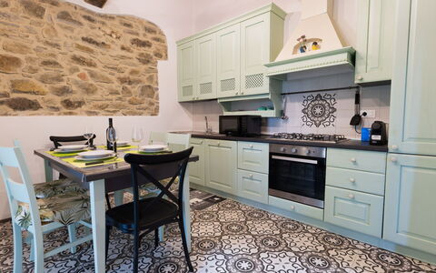 L'Oasi del Poggio: Küche, Countertop, Möbel, Interior Design, Küchengerät, Flooring, Major Appliance, Fussboden, Cabinetry, Holz