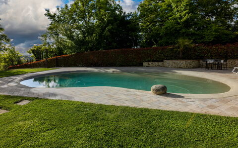L'Oasi del Poggio: Schwimmbad, Garten, Schatten, Water Feature, Landscaping, Hinterhof, Rasen, Freizeit, Resort, Flagstone