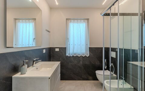 Beatrice: Flooring, Wand, Interior Design, Fussboden, Armatur, Decke, Light Fixture, Beleuchtung, Sinken, Badezimmer