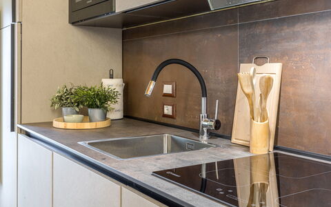 Zena Suite: Countertop, Küche, Spüle, Holz, Flooring, Interior Design, Armatur, Zapfhahn, Cabinetry, Küchengerät