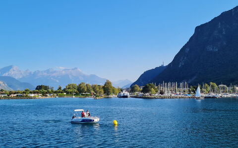 Les Perles du Lac: Wasser, Gewässer, Boot, Berg, Watercraft, Wasserweg, Wasserlauf, Küsten Und Ozeanische Forms, See, Kanal