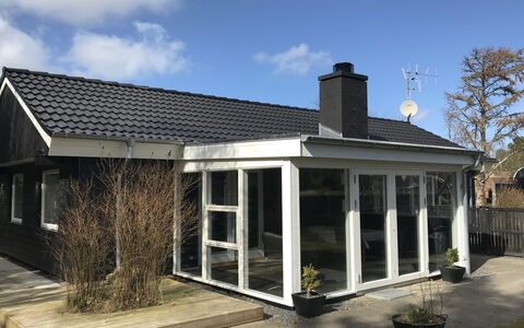 Juditha - 750M from the Sea: Dach, Haus, Zuhause, Tür, Wohngebiet, Hütte, Abstellgleis, Estate, Garten, Veranda