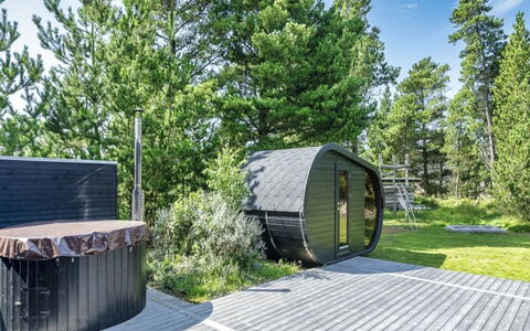 Locan - 1.2Km from the Sea: Garten, Garten, Landscaping, Gartenbauten, Hinterhof, Schuppen, Blockhaus