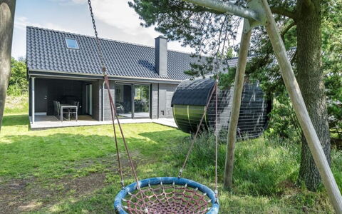 Locan - 1.2Km from the Sea: Gras, Grundstueck, Garten, Rasen, Hütte, Wiese, Hinterhof, Landscaping, Schatten, Garten