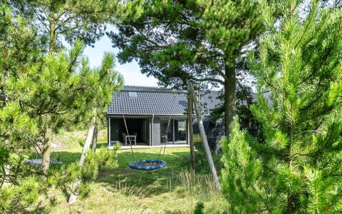 Locan - 1.2Km from the Sea: Hütte, Garten, Gehölz, Rasen, Landscaping, Gartenbauten, Garten, Immergrün, Hinterhof