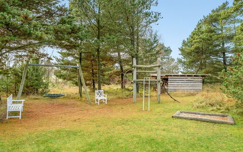 Locan - 1.2Km from the Sea: Möbel, Gartenmöbel, Geschirr, Tabelle, Drinkware, Stuhl, Tisch Im Freien, Essen, Flasche