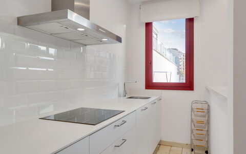 Bright & Artistic: Küche, Flooring, Countertop, Interior Design, Fussboden, Cabinetry, Decke, Sinken, Zuhause, Küchengerät