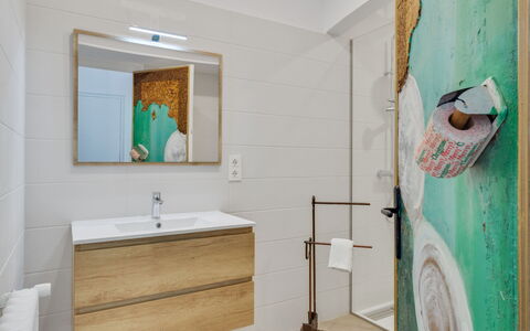 Bright & Artistic: Flooring, Fussboden, Armatur, Interior Design, Badezimmer, Badezimmerschrank, Toilette, Installation, Spiegel, Fliese