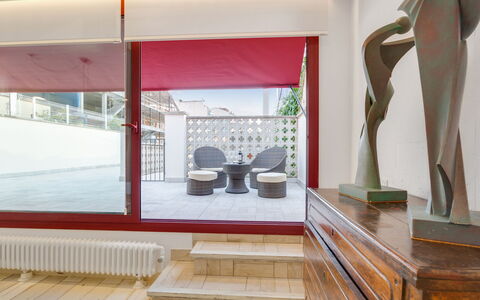 Bright & Artistic: Interior Design, Flooring, Fussboden, Decke, Wohnung, Zuhause, Zimmer, Fensterabdeckung, Fensterbehandlung, Stuhl