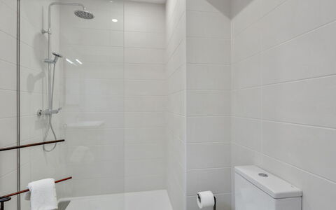 Bright & Artistic: Badezimmer, Armatur, Flooring, Wand, Interior Design, Fussboden, Toilette, Installation, Toilleten Sitz, Fliese